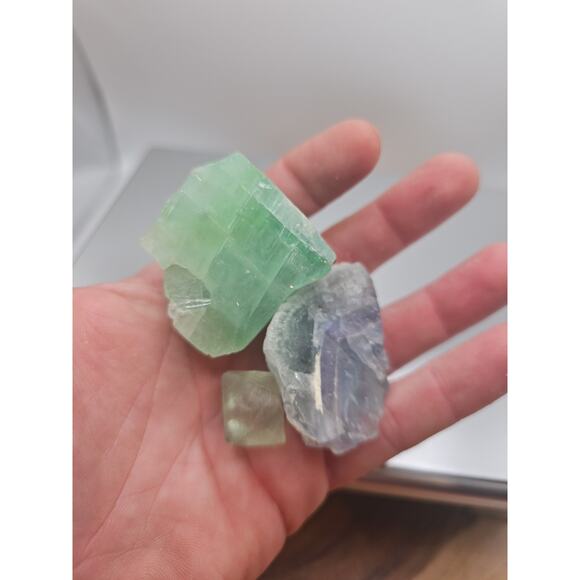 Flourite Specimens 3pcs .97oz - Picture 5 of 8